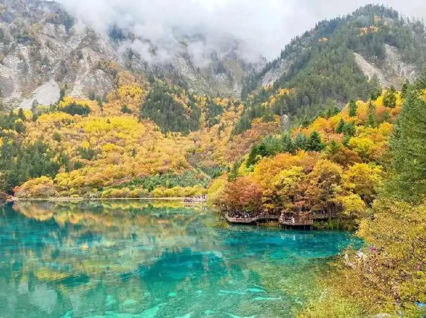 ช่วงเวลาที่ดีที่สุดในการชมใบไม้เปลี่ยนสีที่จิ่วจ้ายโกว (Jiuzhaigou)