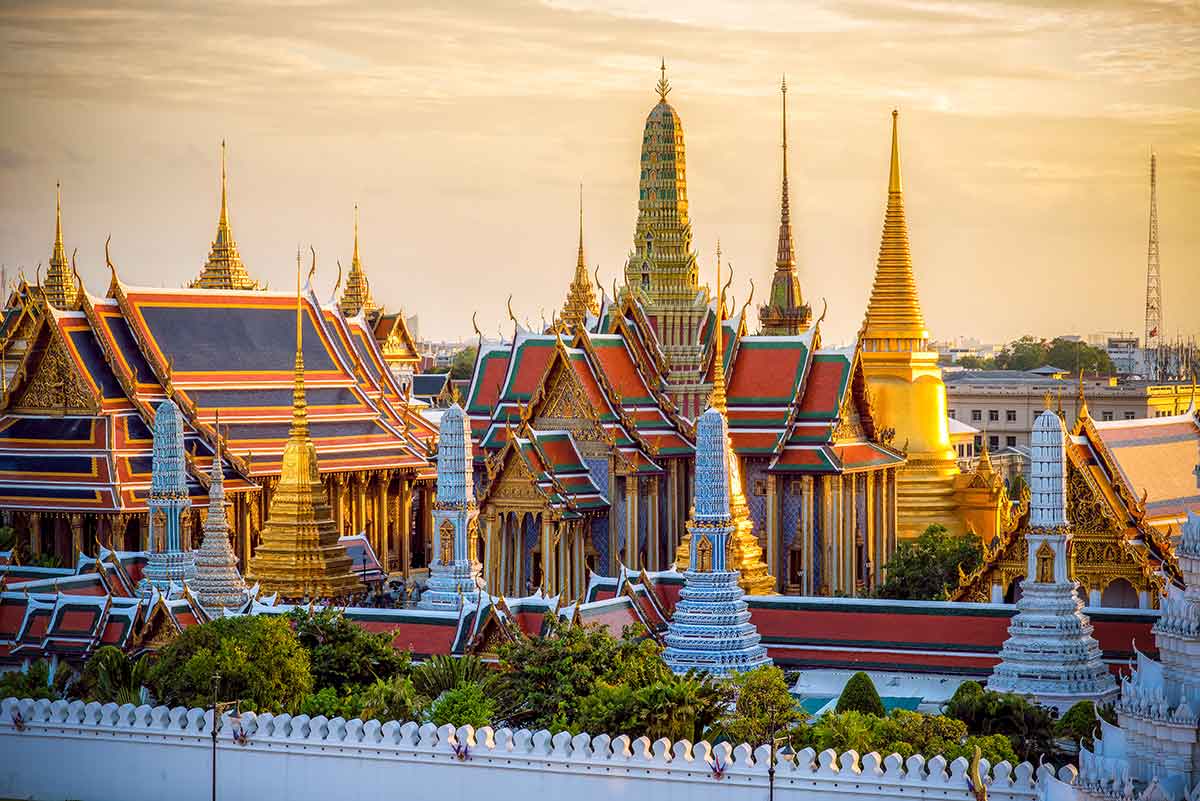 Bangkok 1-Day Itinerary: Grand Palace, Temples & Tha Tien.