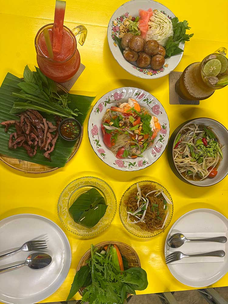 Som Tam Der : Best Som Tam Restaurant in Tha Tin Bangkok Near Wat Pho