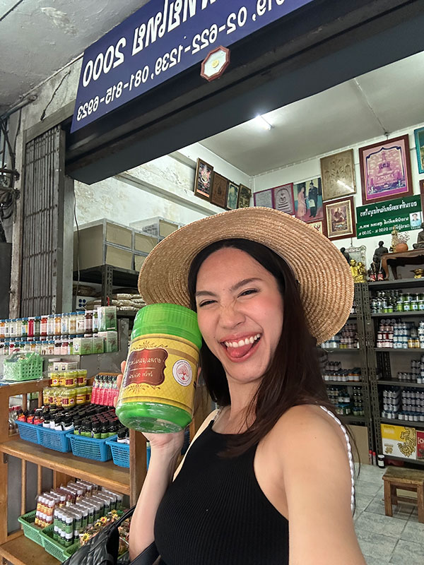 Bangkok 1-Day Itinerary: Grand Palace, Temples & Tha Tien.